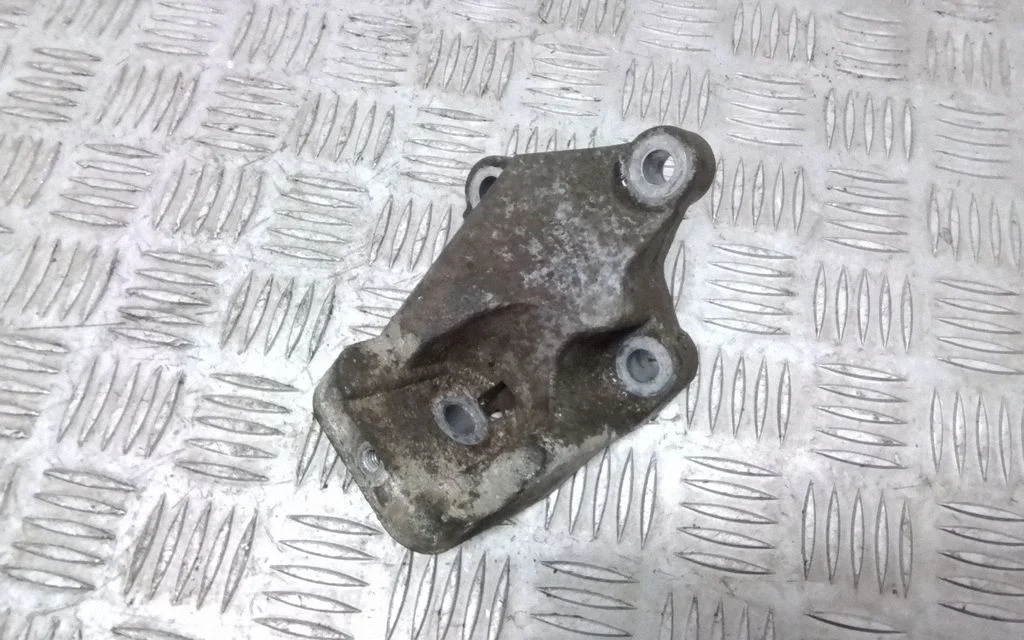 Engine mounting bracket 08649262