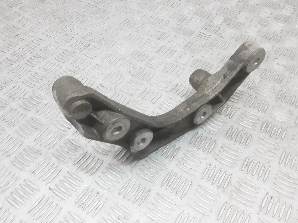 Engine mounting bracket A6420140600