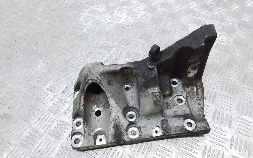 Engine mounting bracket – Porsche Cayenne (92A) (2010-2017)