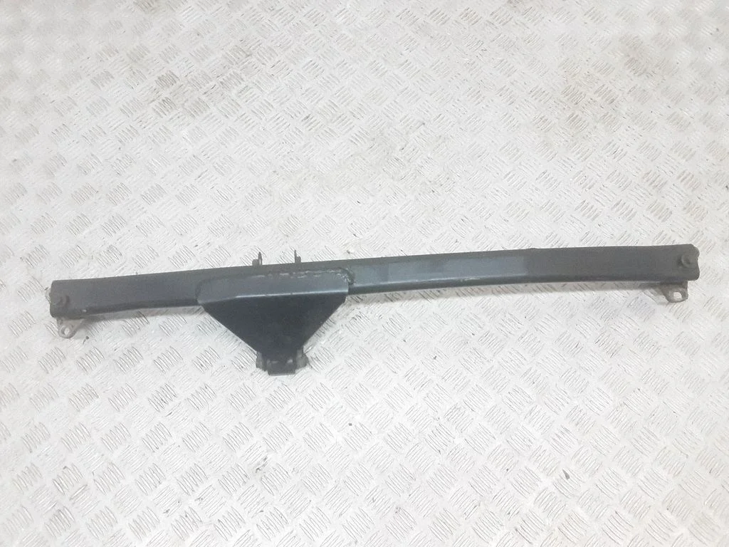 Engine mounting bracket – front