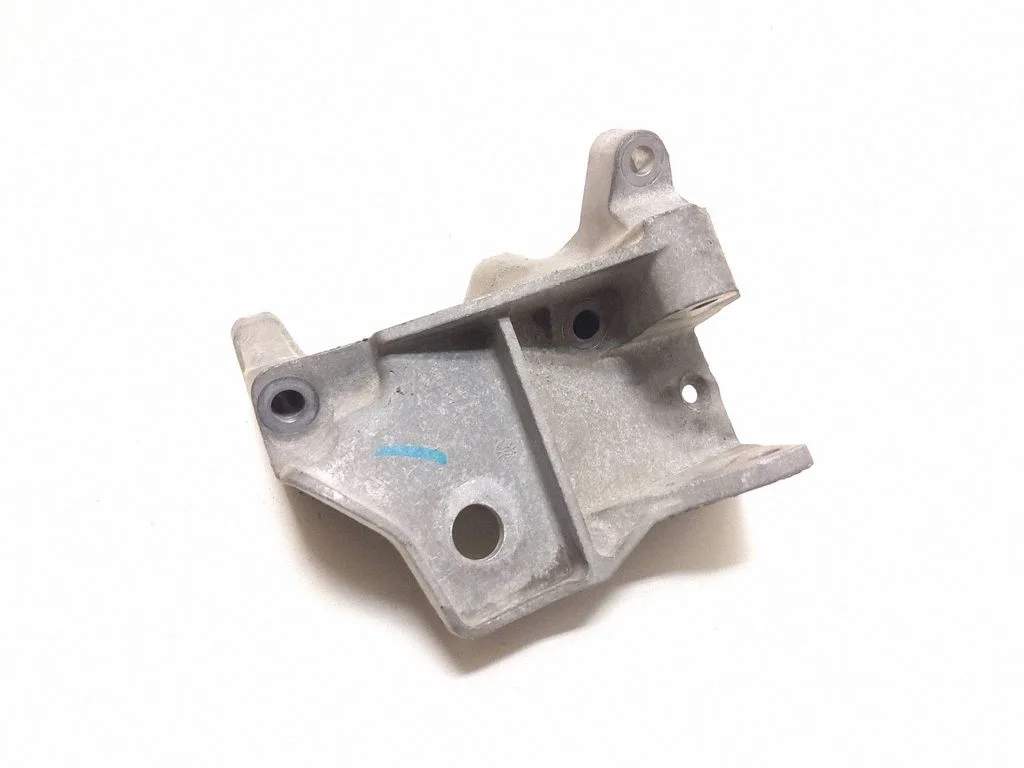 Engine mounting bracket
