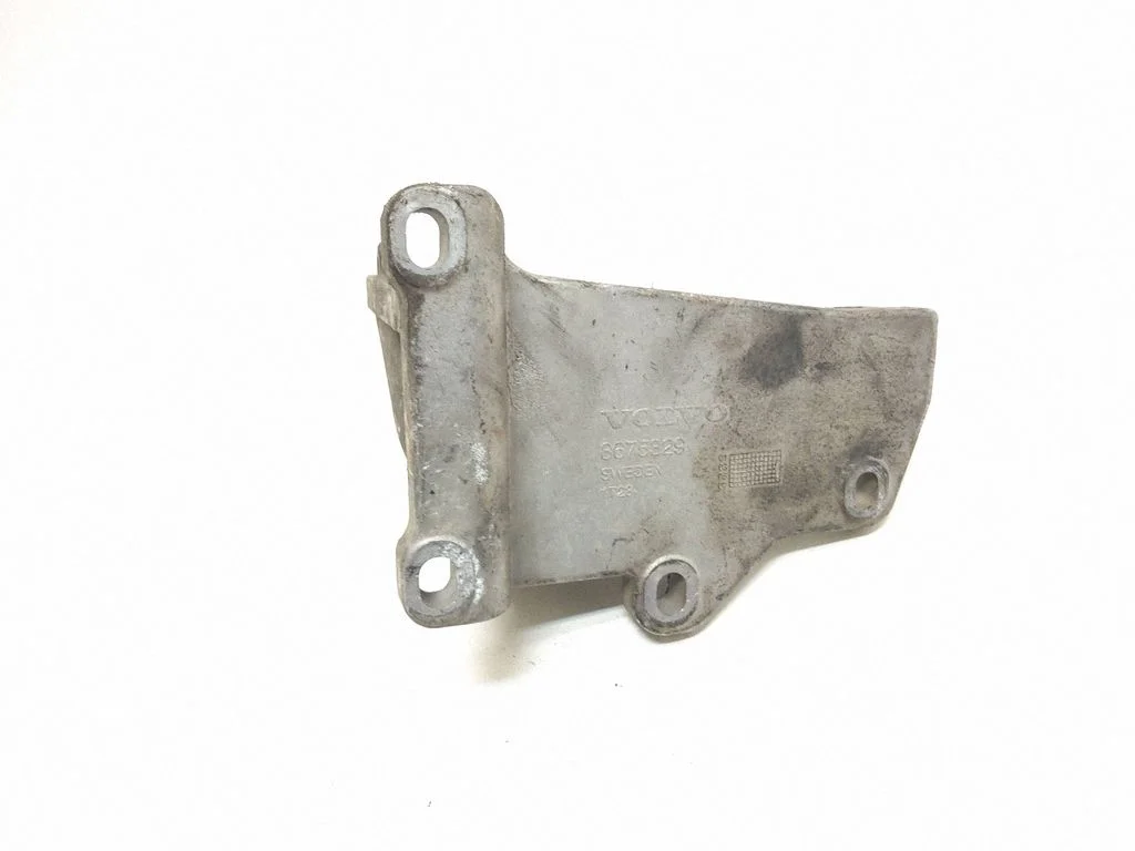 Engine mounting bracket – Volvo XC90 (2003-2006)