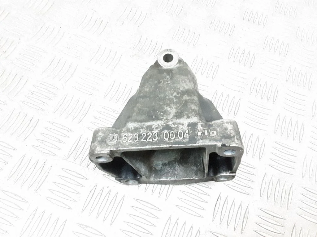 Engine mounting bracket – Mercedes-Benz S-Class W220 (1998-2006)