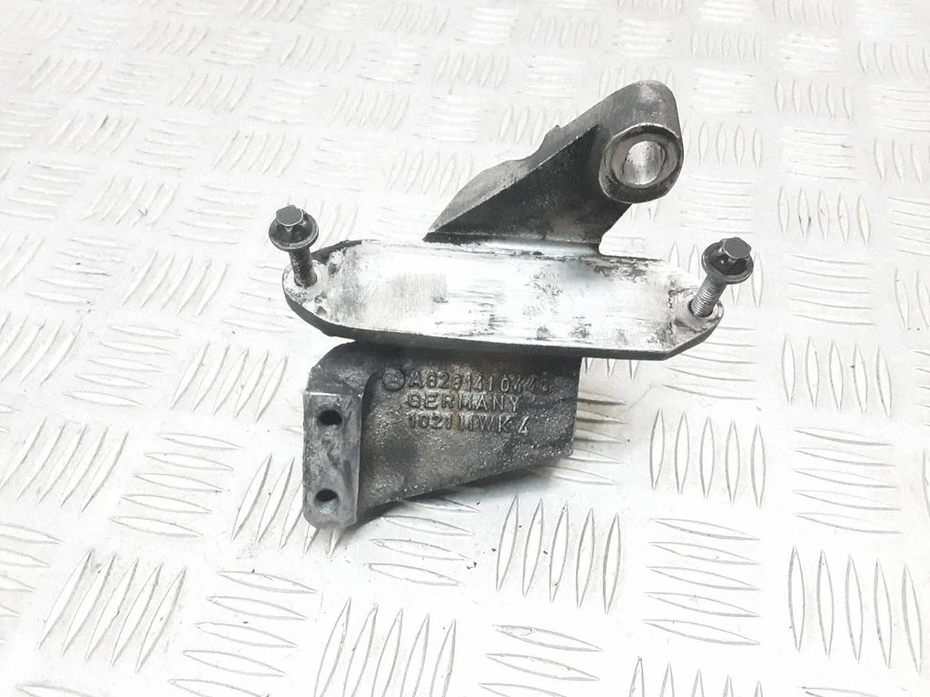 Engine mounting bracket – Mercedes-Benz S-Class W220 (1998-2006)