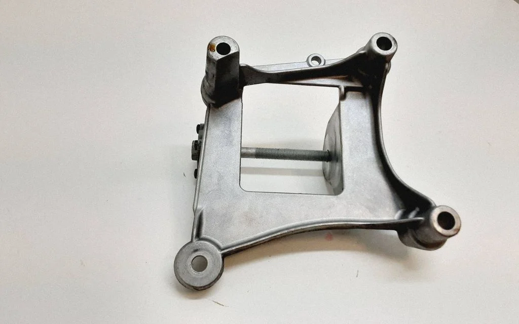 Engine mounting bracket 9A137512402