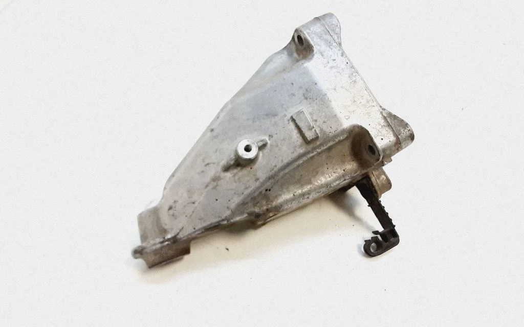 Engine mounting bracket – Mercedes-Benz C-Class W205 (2014-2021)
