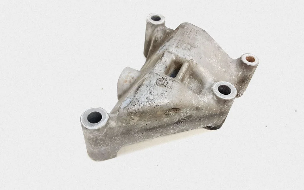 Mootori kinnituskronstein 05184322AE