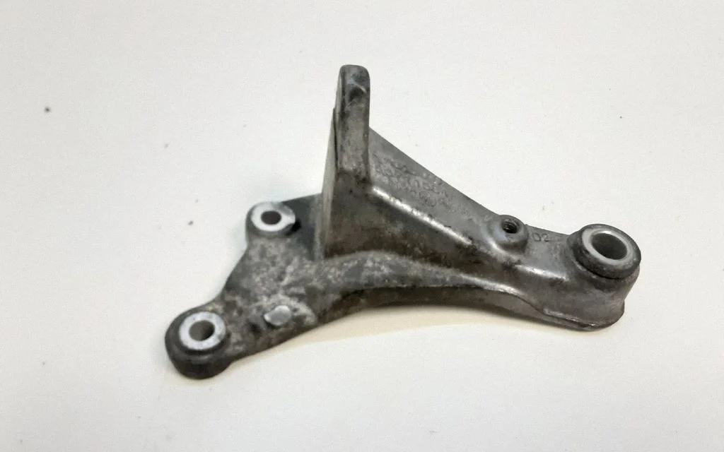 Engine mounting bracket 30711584