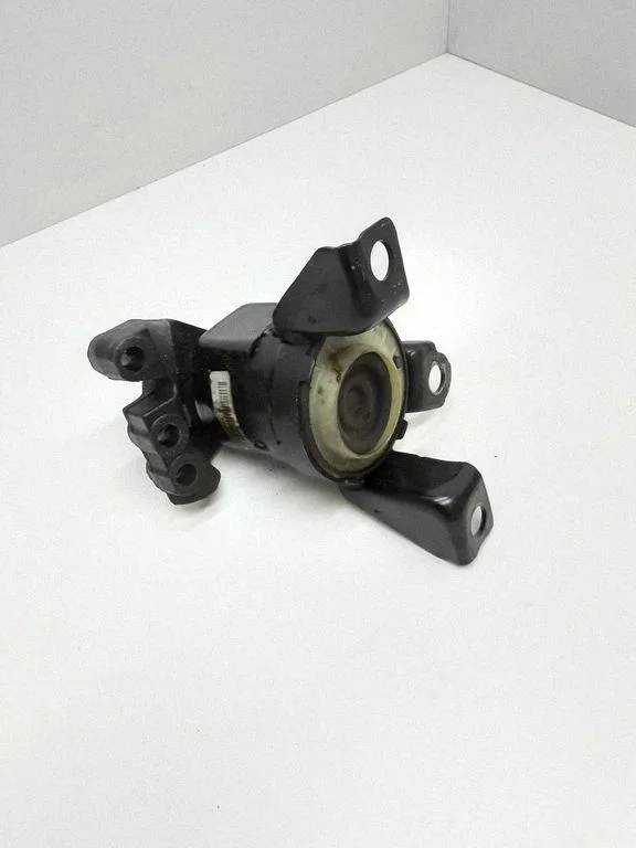 Engine mounting bracket DG936F012