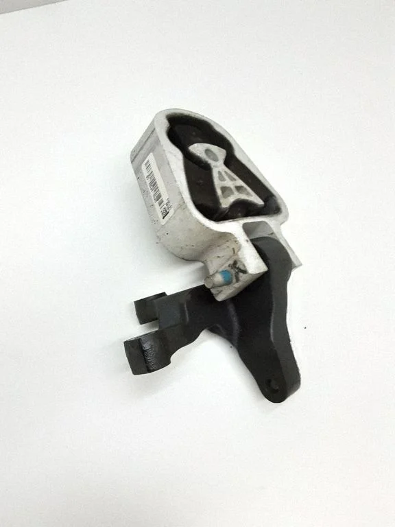Engine mounting bracket DP536P082
