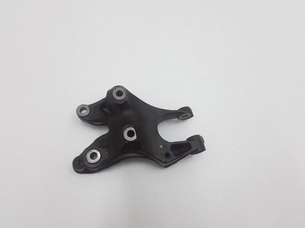 Engine mounting bracket