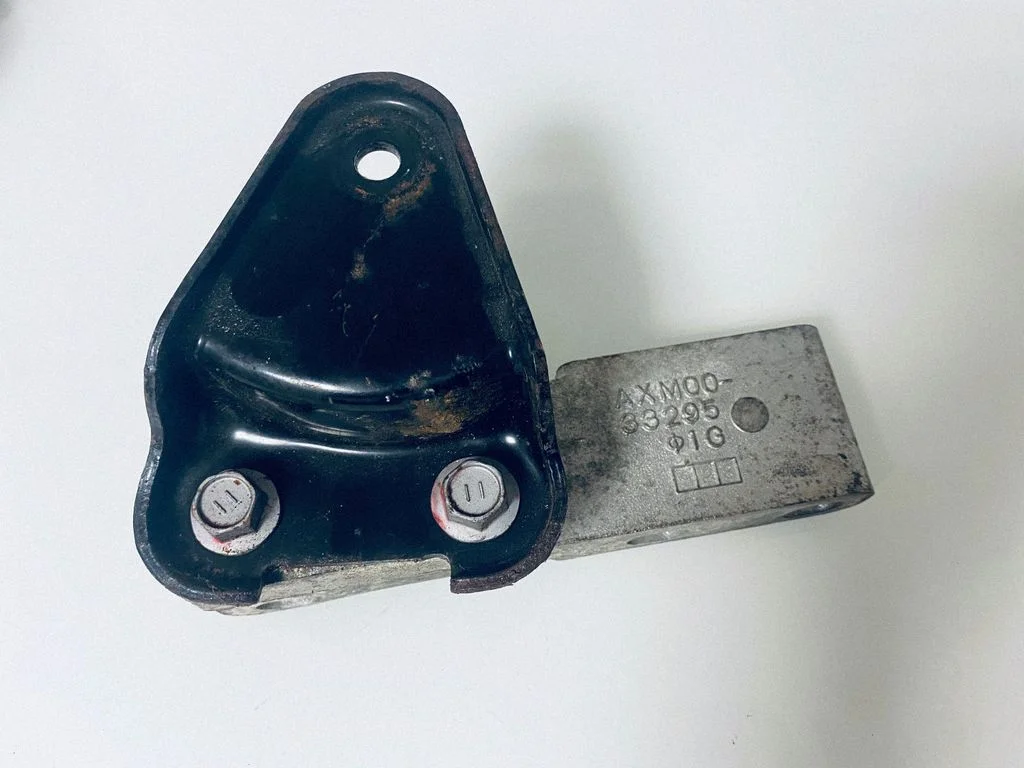 Engine mounting bracket