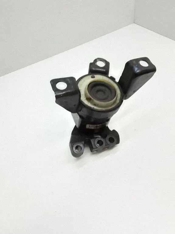 Engine mounting bracket DG936F012