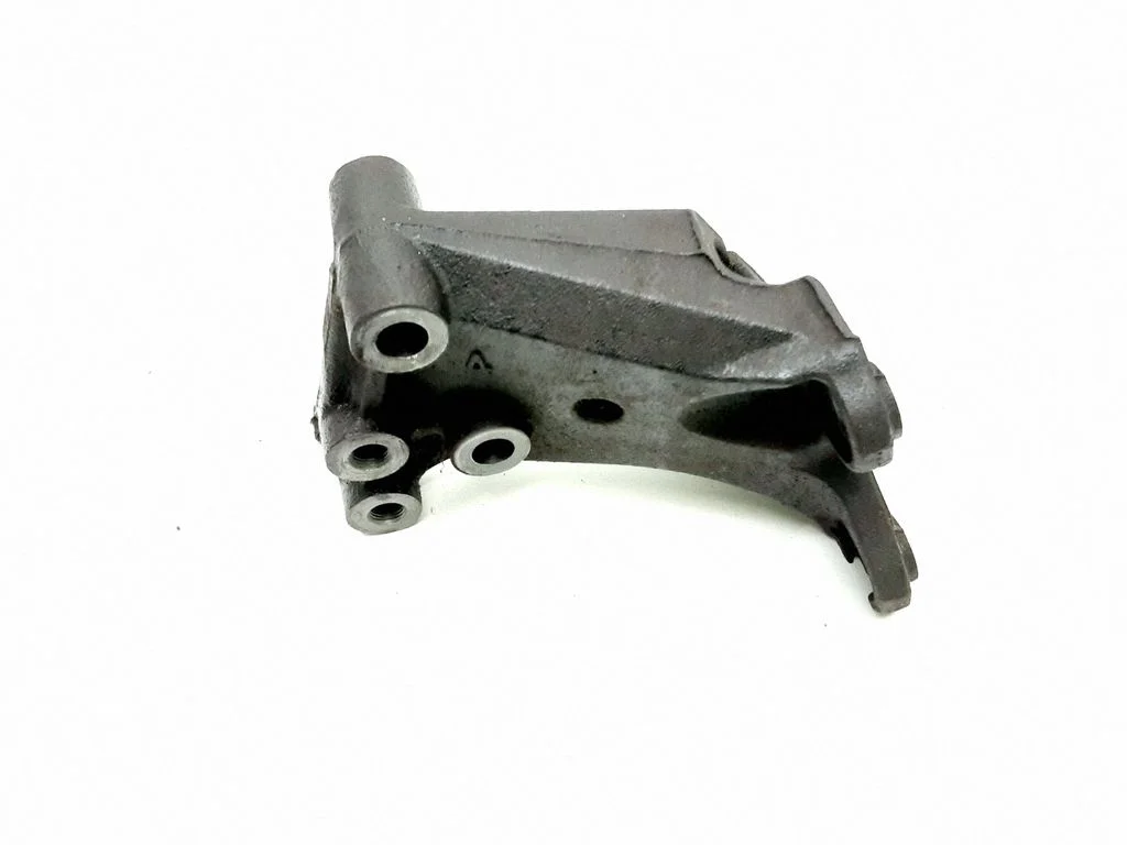 Engine mounting bracket