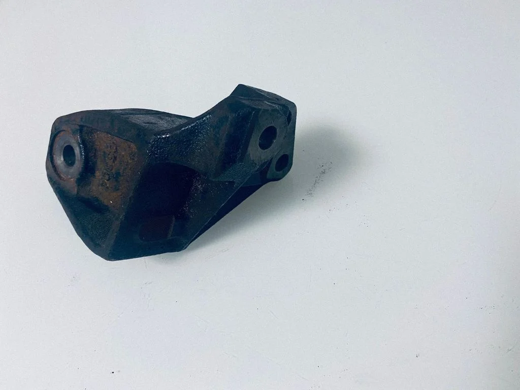 Engine mounting bracket