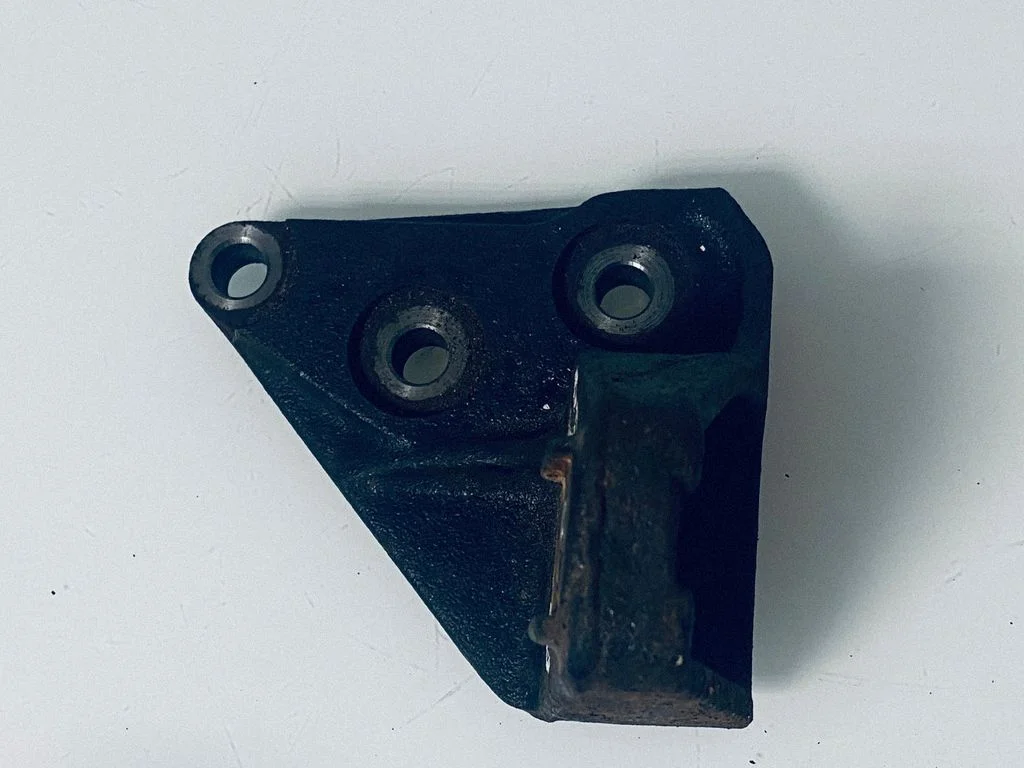Engine mounting bracket