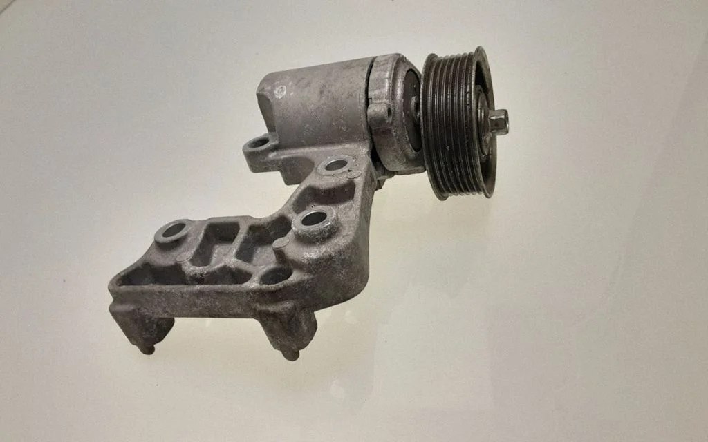 Engine mounting bracket