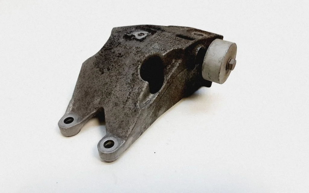 Engine mounting bracket – BMW 5 Series G30 G31 G38 (2016-)