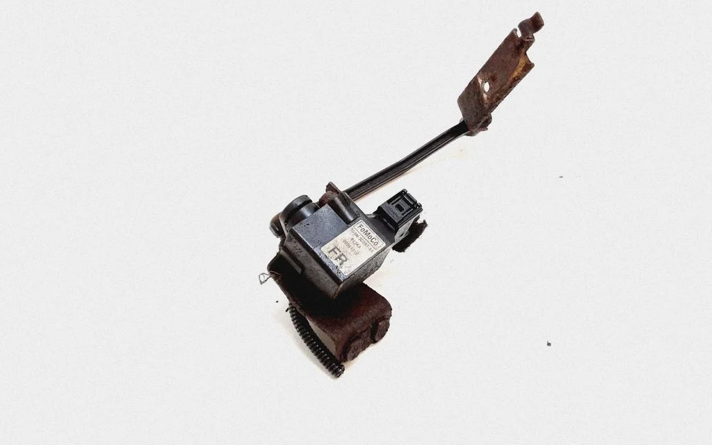 Headlight/headlamp level sensor – Volvo V70 (2008-2013)