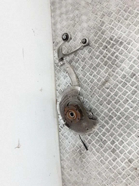 Front wheel hub – front left