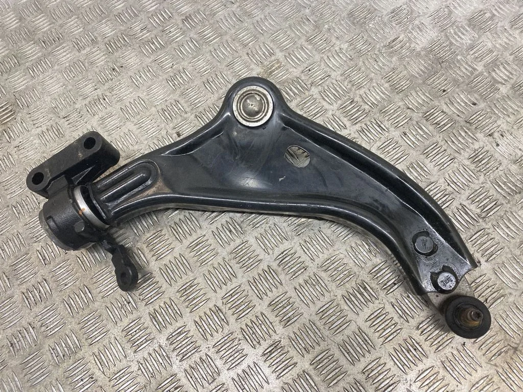 Front lower control arm/wishbone 6772302