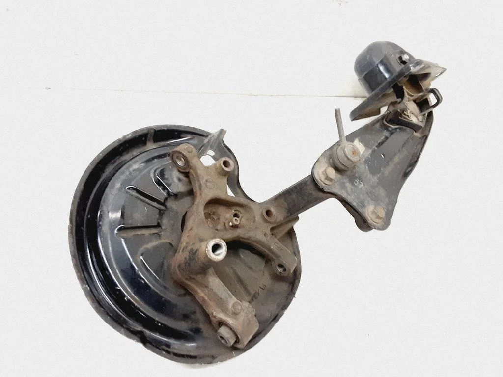 Rear wheel hub – left