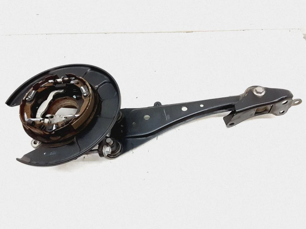 Rear wheel hub – left