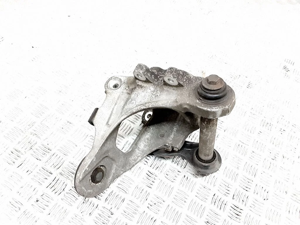 Rear wheel hub – rear right