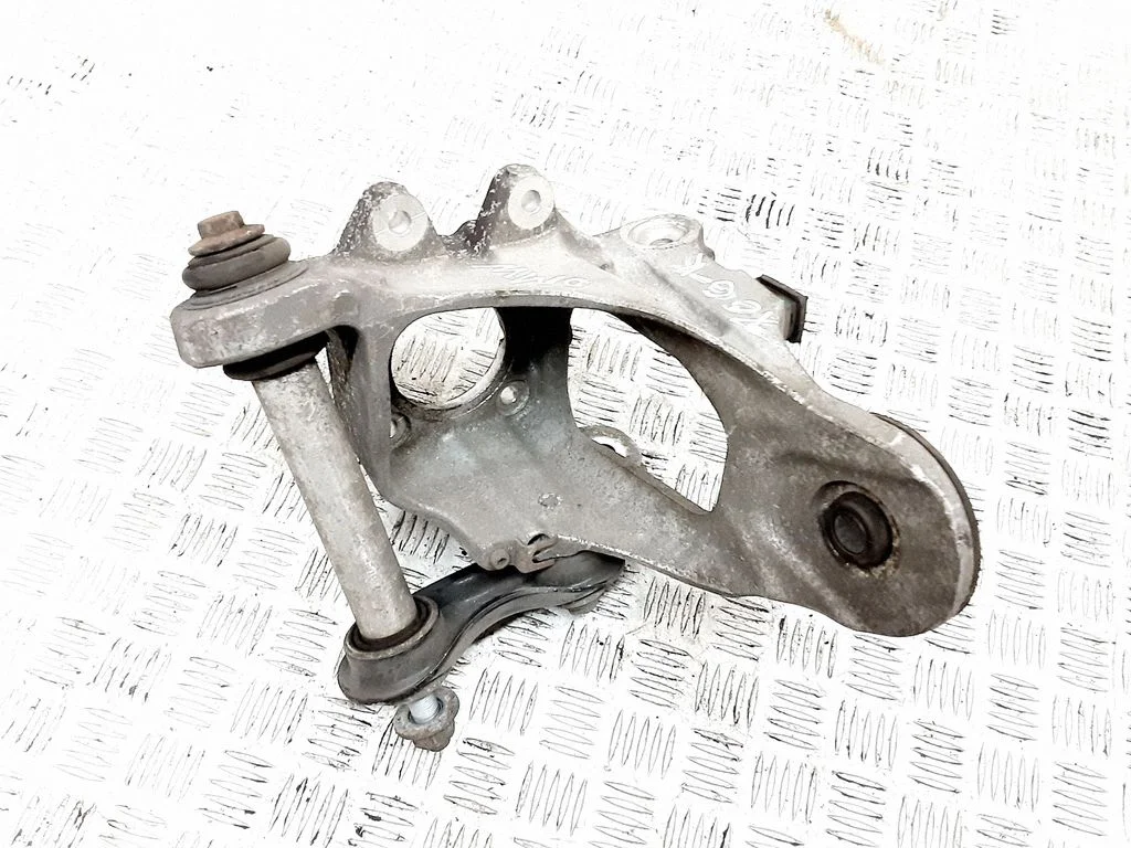 Rear wheel hub – rear left