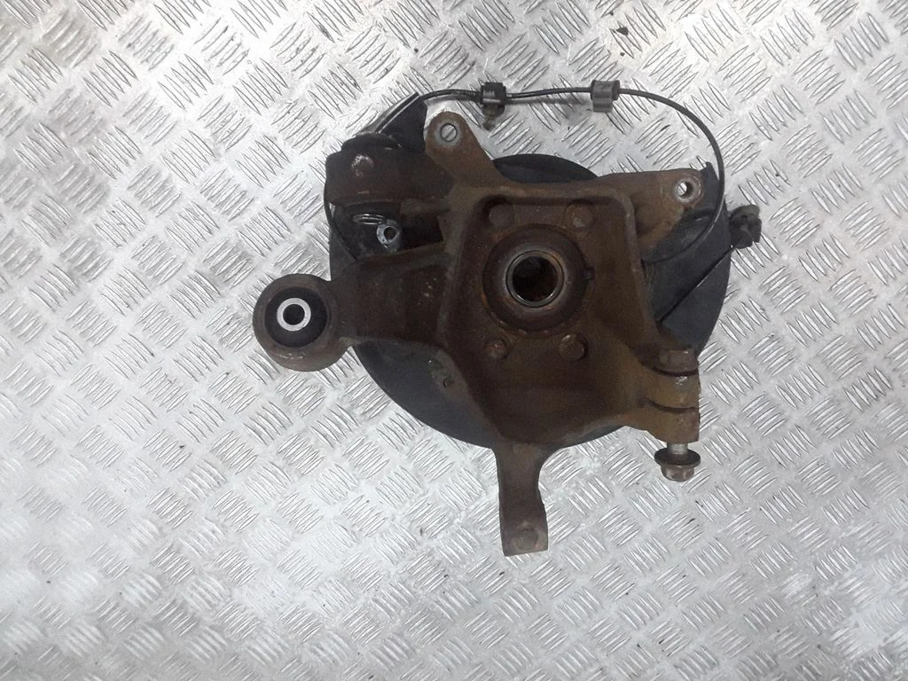 Rear wheel hub – rear left