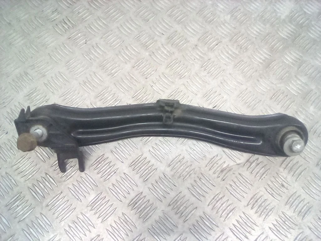 Rear control arm – rear left