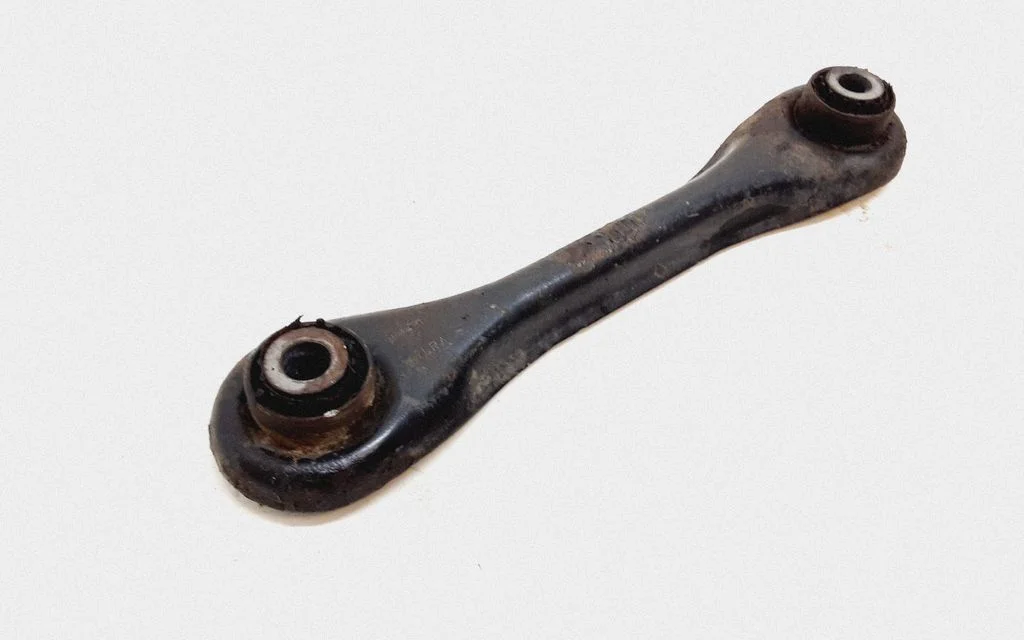 Tagumine ülemine õõtshoob – Volvo V50 (2004-2007)