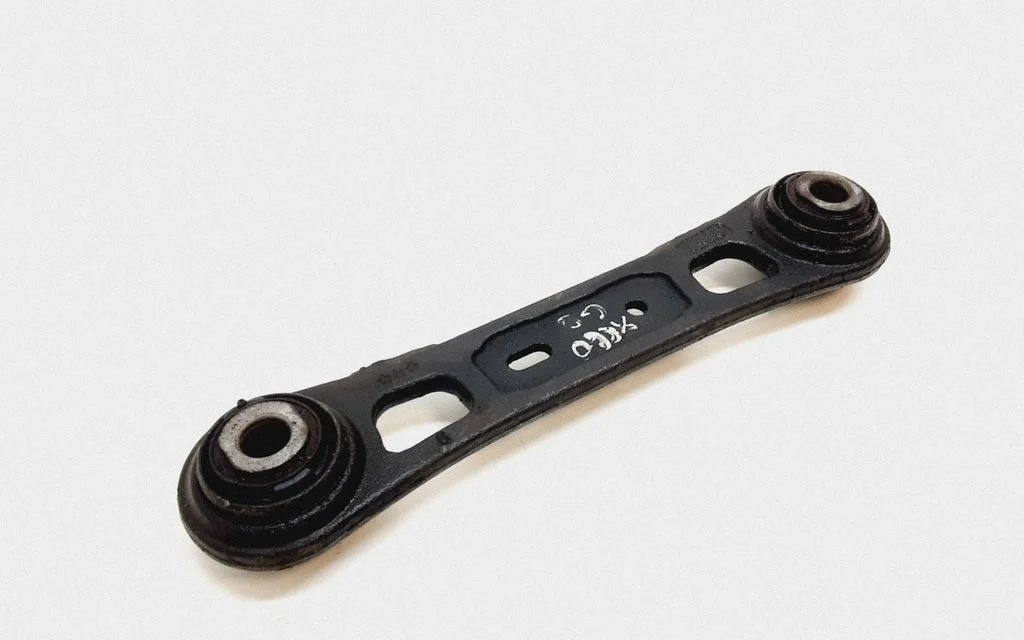 Tagumine ülemine õõtshoob 6G915K743