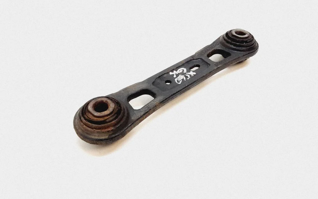 Tagumine ülemine õõtshoob 6G915K743