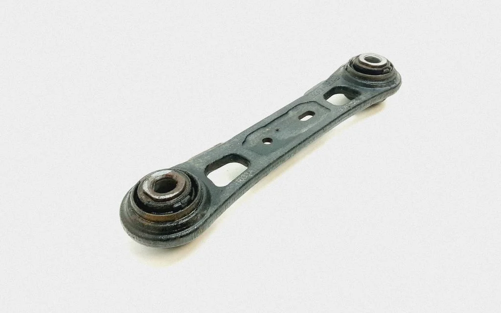 Tagumine ülemine õõtshoob 6G915K743