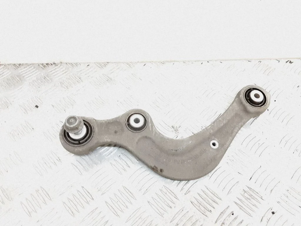 Tagumine ülemine õõtshoob 4M0505361G