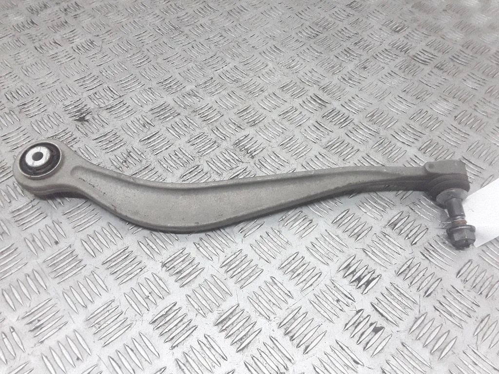 Tagumine ülemine õõtshoob – BMW 7-seeria F01 F02 F03 F04 (2008-2016)