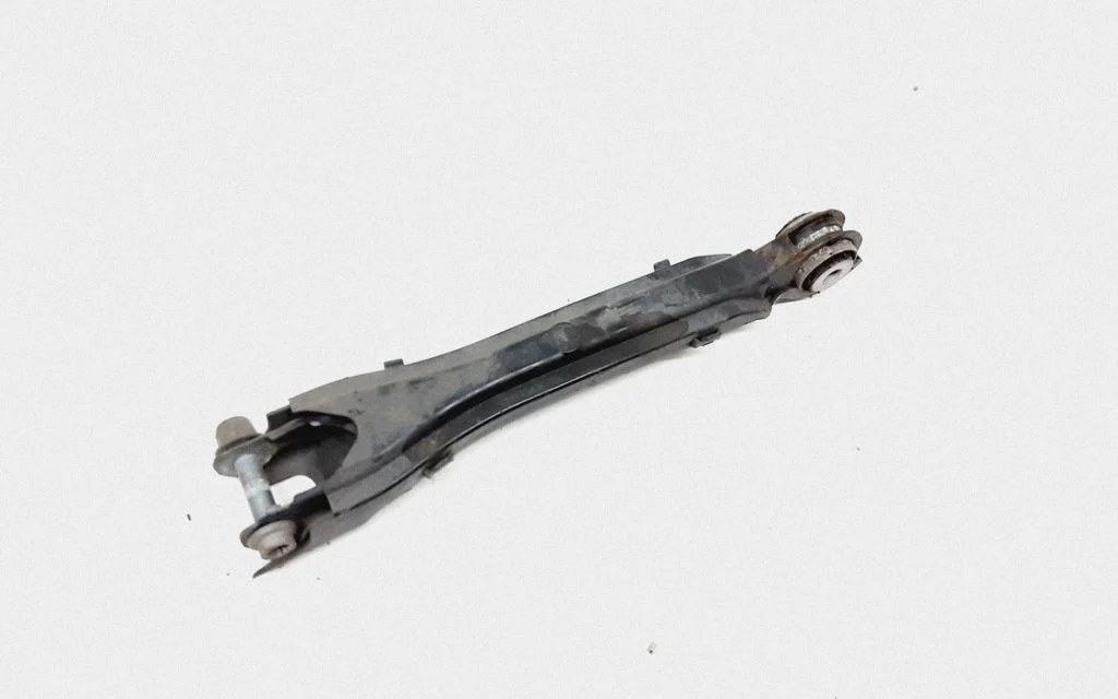 Rear upper control arm/wishbone – rear right