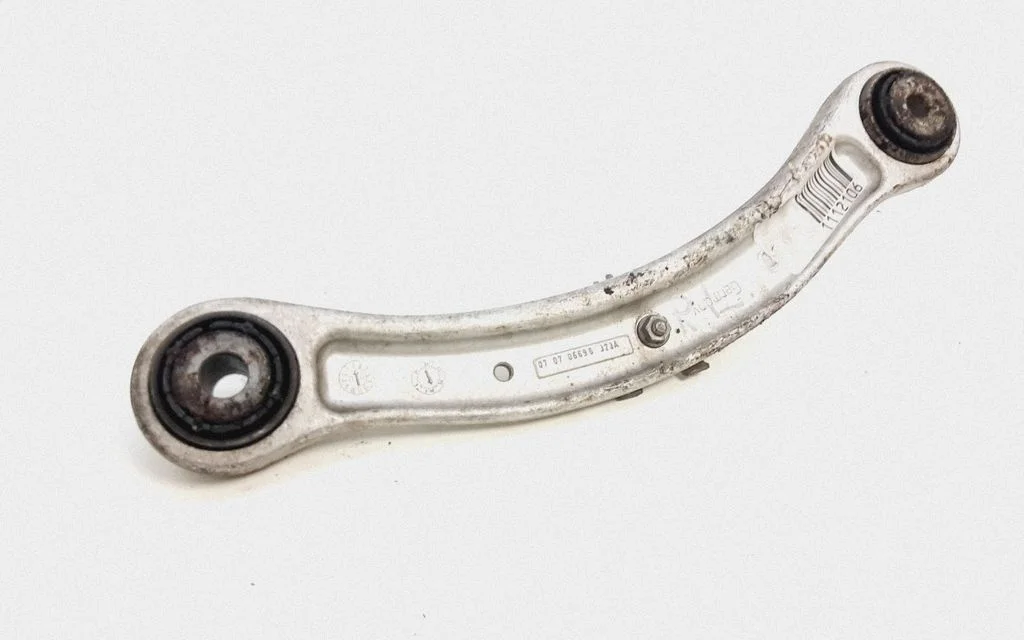 Tagumine ülemine õõtshoob 7L0505375