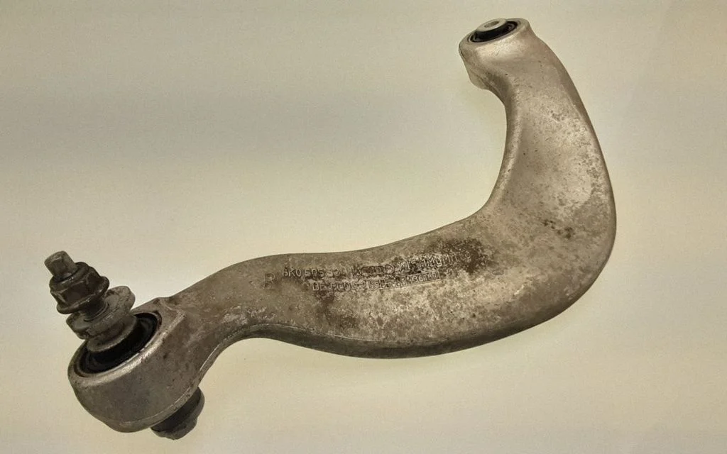 Tagumine ülemine õõtshoob – tagumine parem