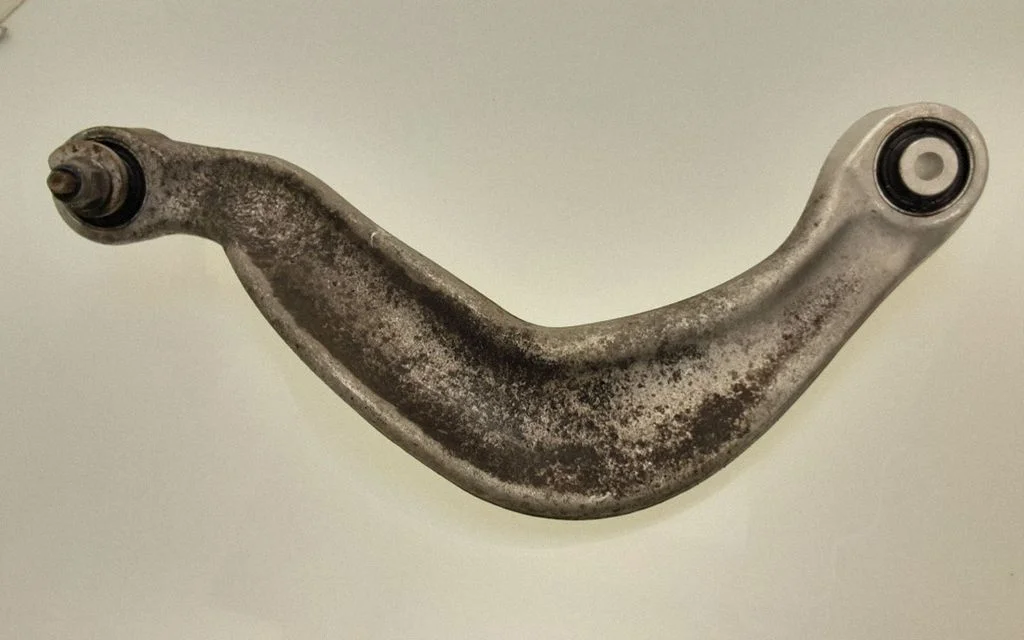 Tagumine ülemine õõtshoob – tagumine vasak