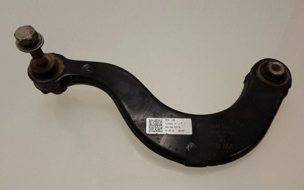 Tagumine ülemine õõtshoob 5Q0505323D