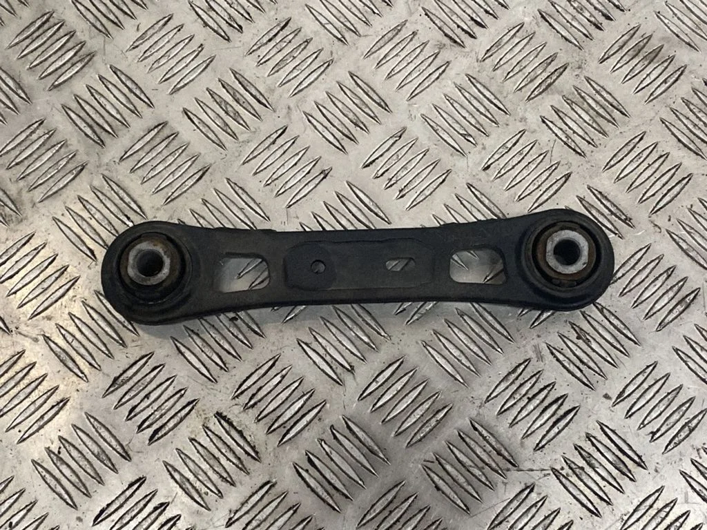 Rear upper control arm/wishbone – rear right