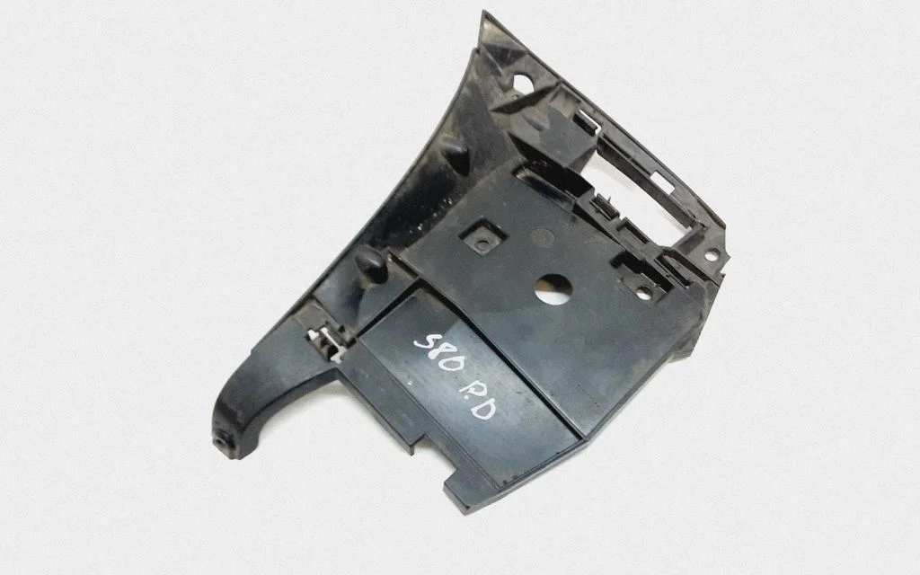 Front bumper mounting bracket 08693043