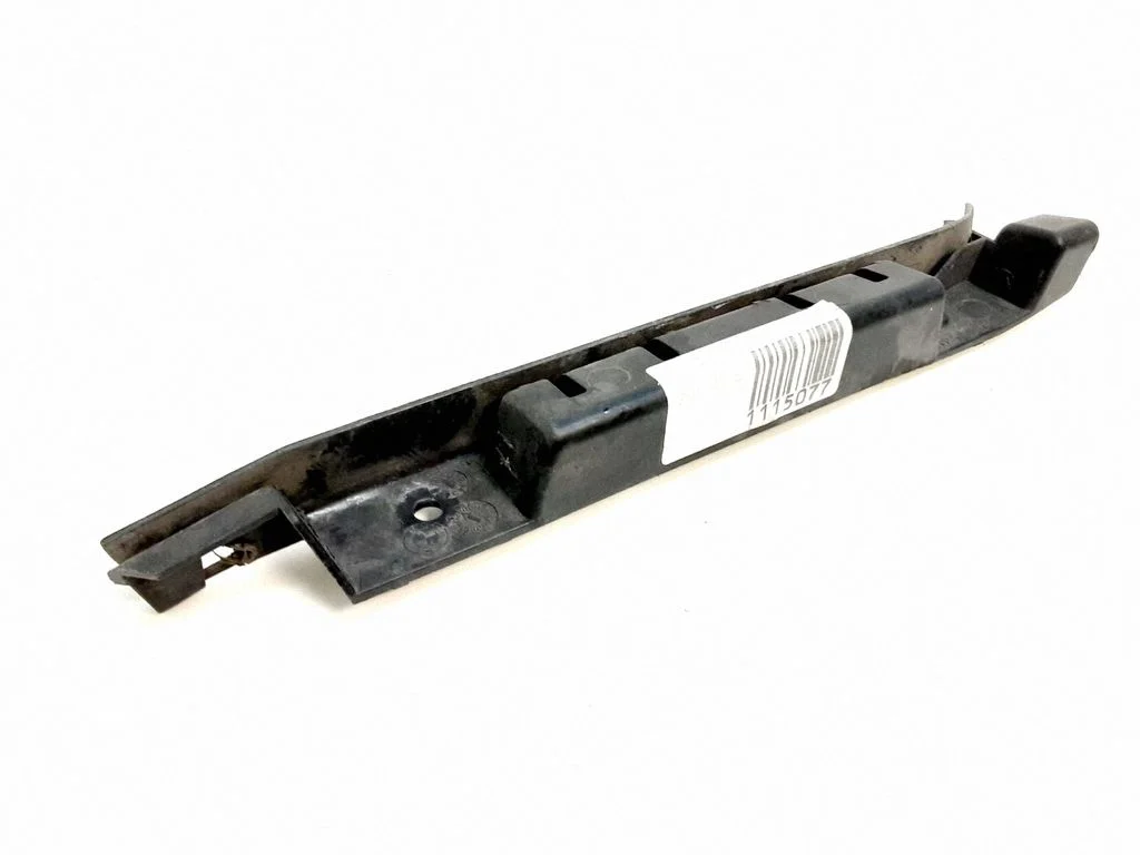 Front bumper mounting bracket 8223248