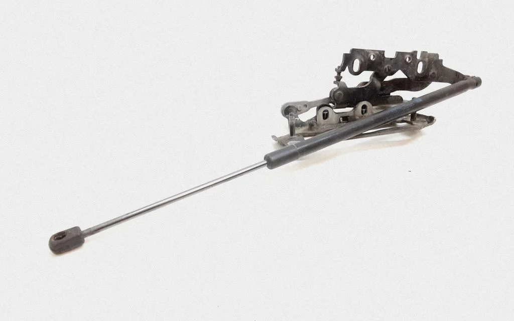 Engine bonnet/hood hinges – Mercedes-Benz E-Class W212 (2009-2016)
