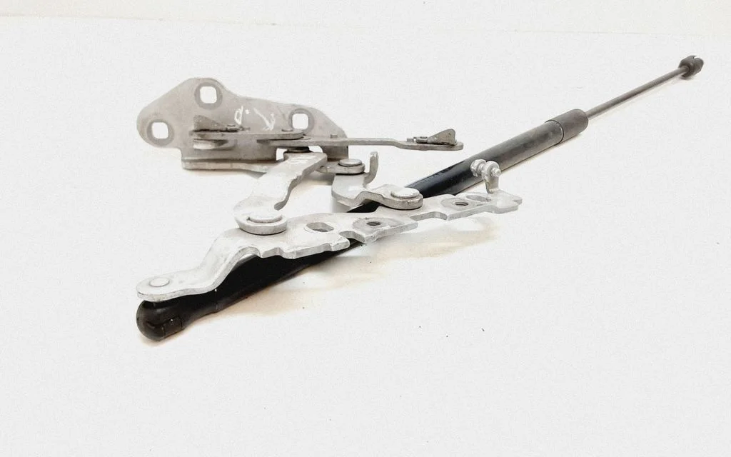 Engine bonnet/hood hinges – Mercedes-Benz E-Class W212 (2009-2016)