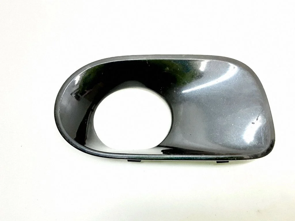 Front fog light trim/grill – right