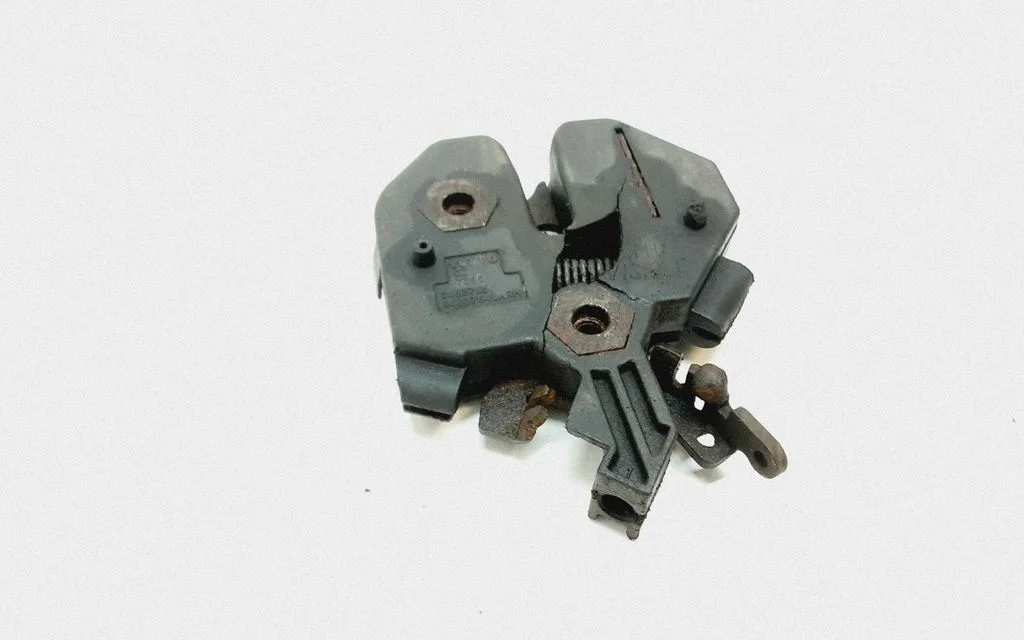 Engine bonnet/hood lock/catch 9483765