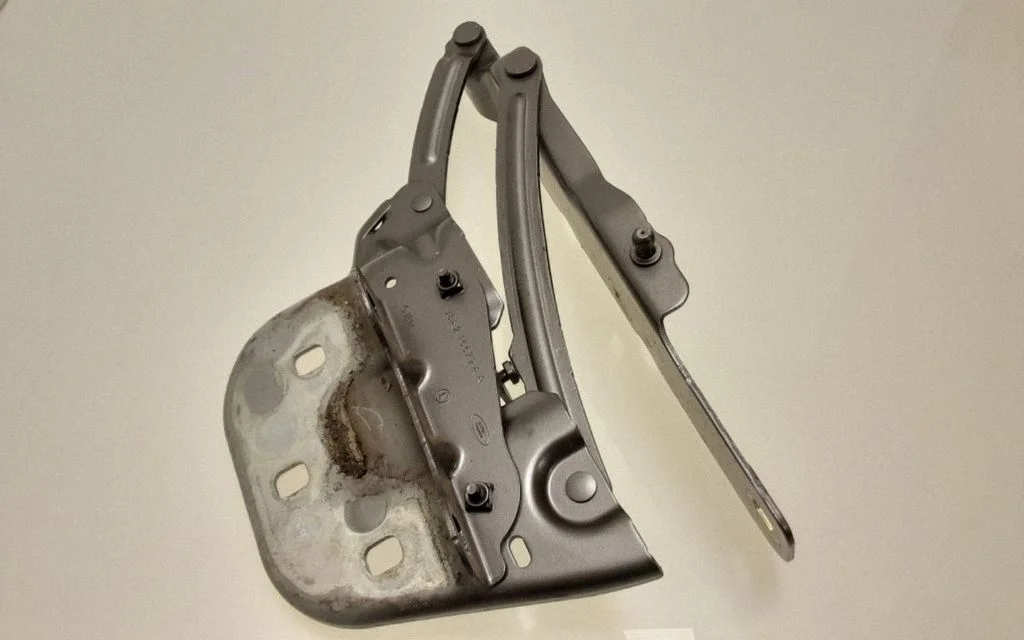 Mootorikapoti hinged – eesmine vasak
